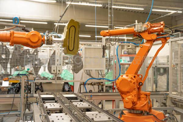 工厂中的机器人自动臂,用于精确生产和将单个部件连接成W